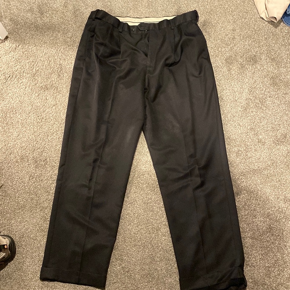 Haggar Mens dress slacks black. LH pant cuff need resetting (stitch broke) 38x32